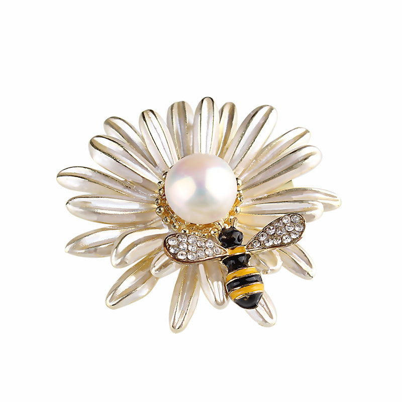 Real Pearl Corsage Fashion Wild Flower Bee Brooch Exquisite Dress Corset