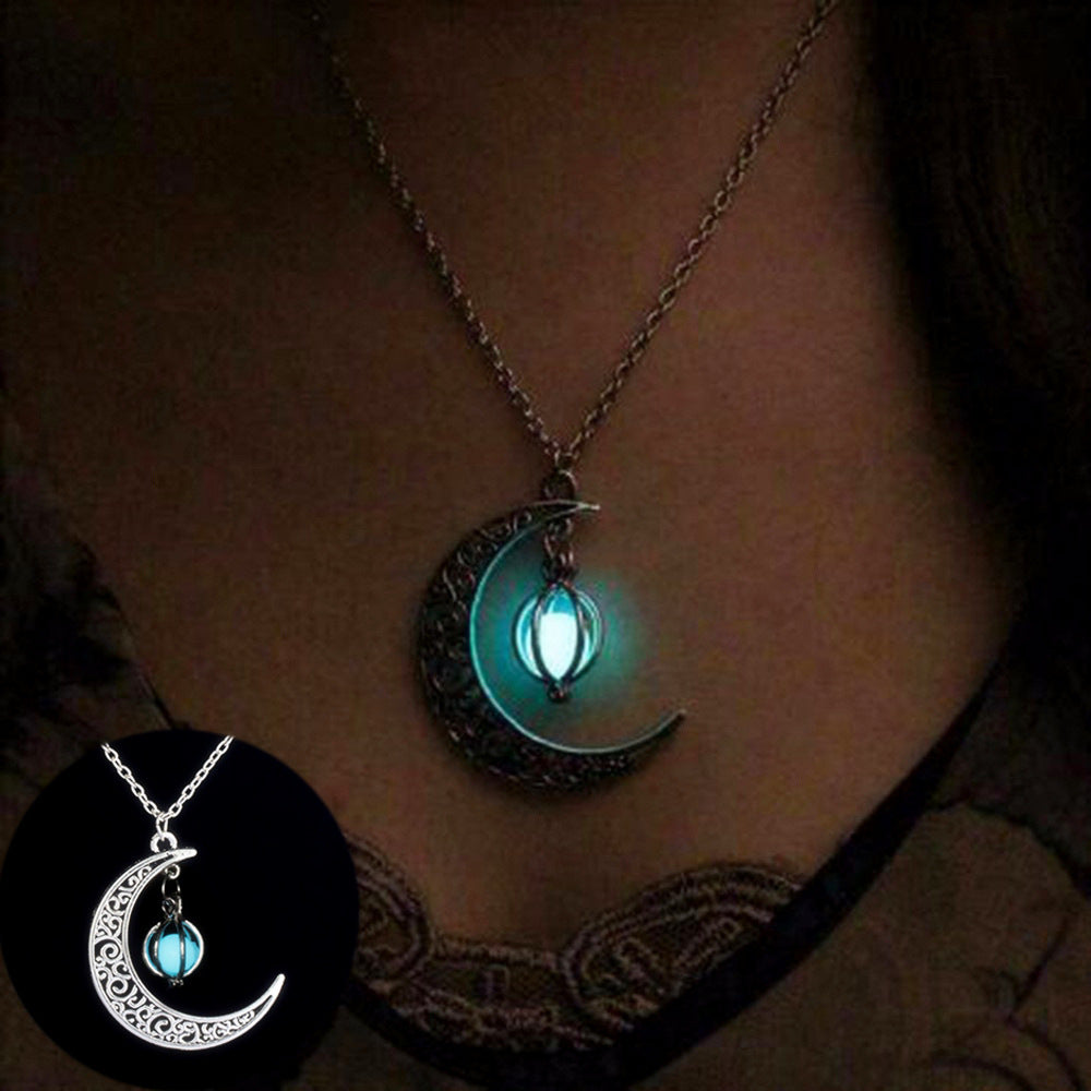 Fashion Moon Pendant Necklace With Natural Glowing Stone